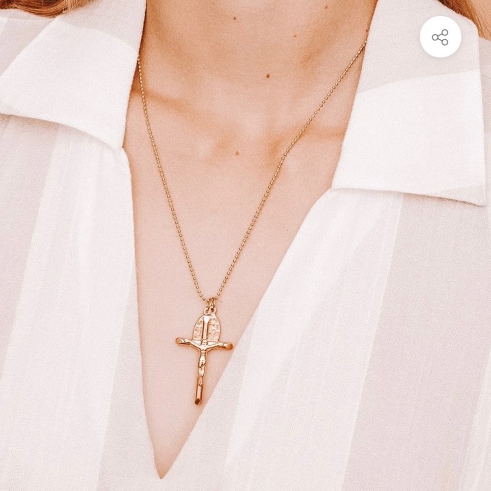 Cali Tiger Cross pendant necklace. 18k gold plated.